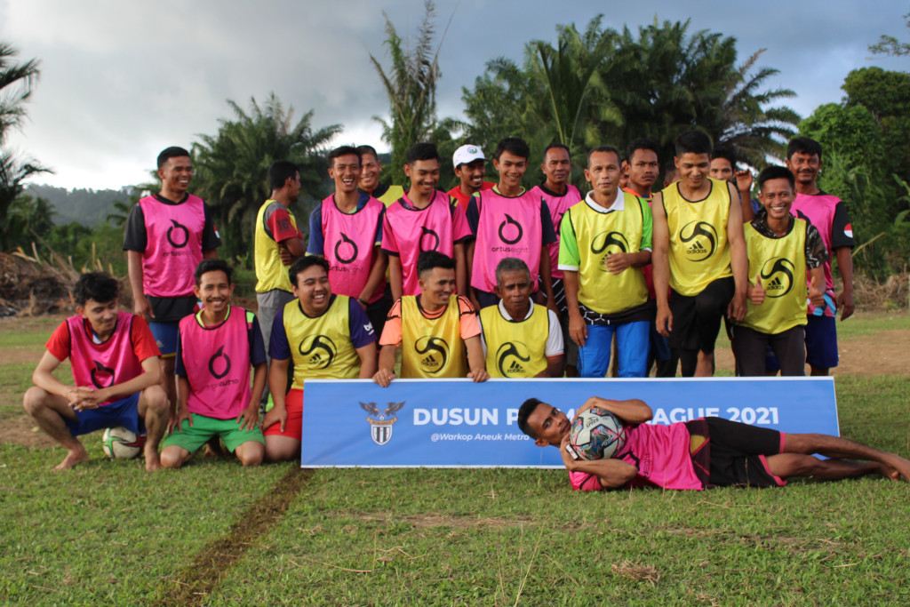Pemuda desa meutara sedang melakukan aktivitas olahraga pertandingan bola kaki antar dusun tahn 2022